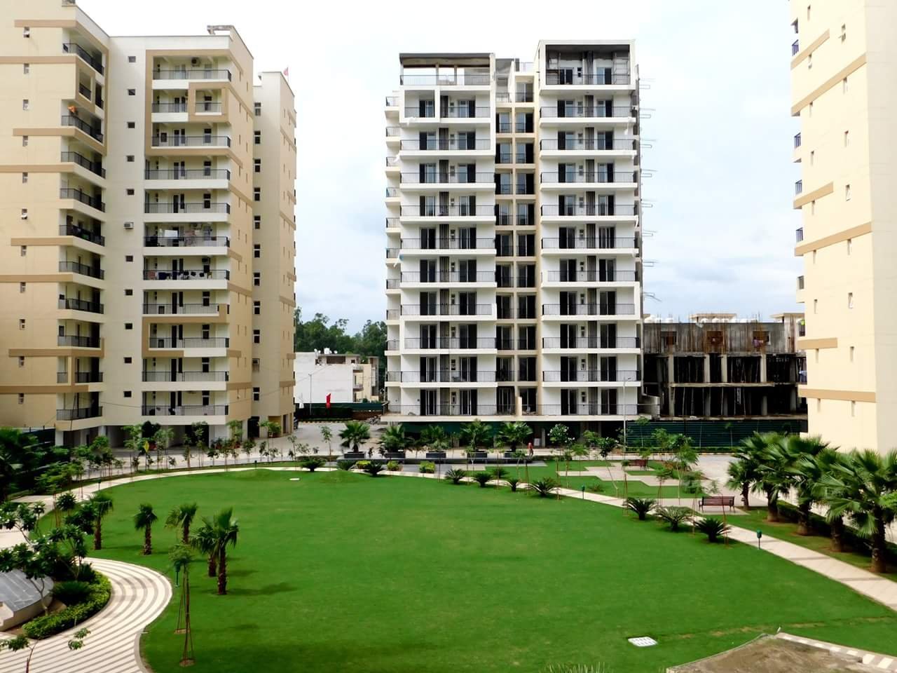 Highland Park- 2 BHK, 3 BHK and 4 BHK flats in Zirkapur near Airport mktd by Dewan Realtors