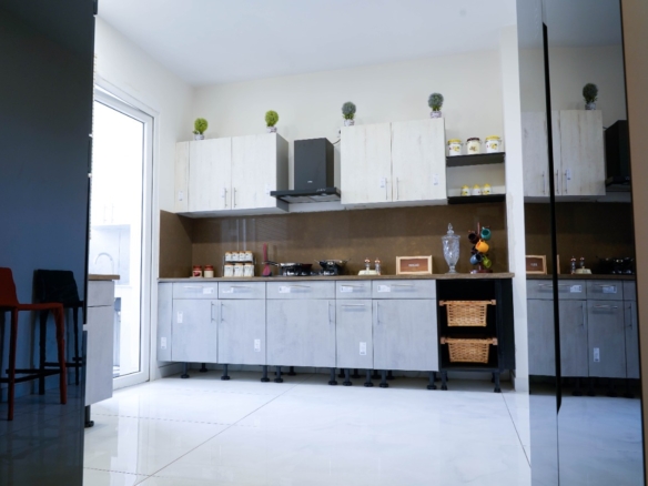 584
